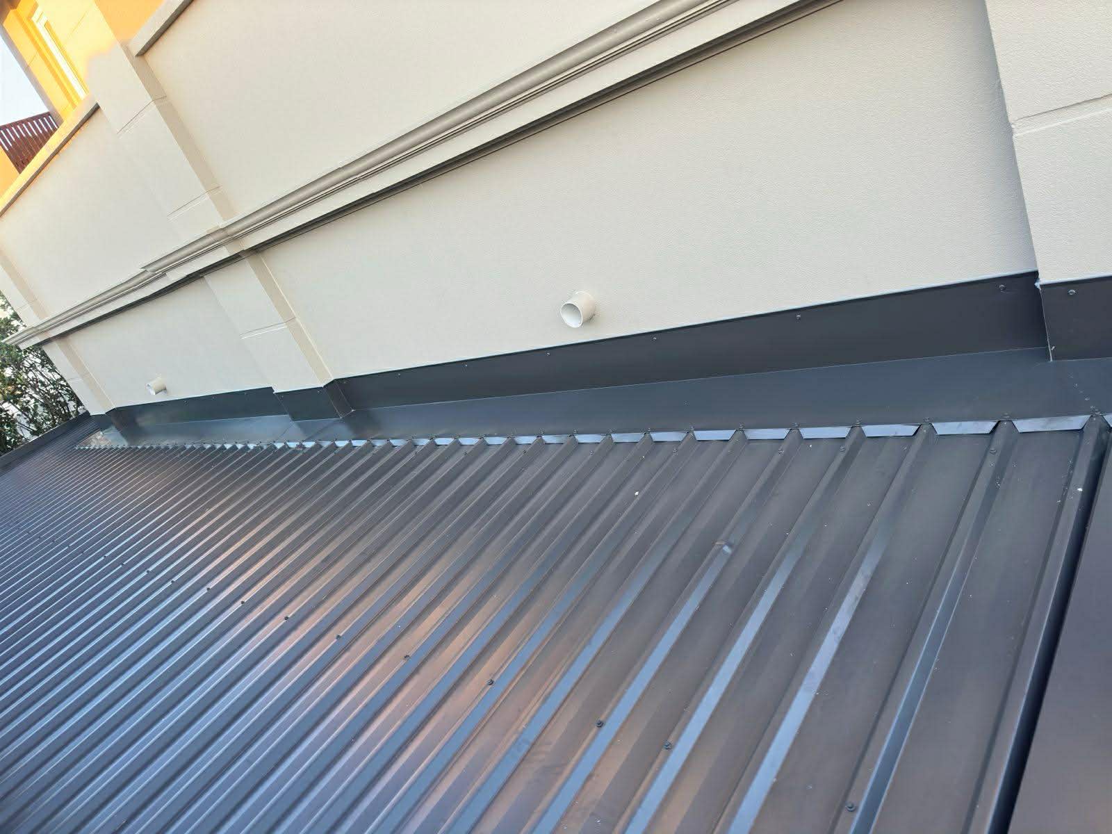 Dark Colorbond roof wall flashing detail